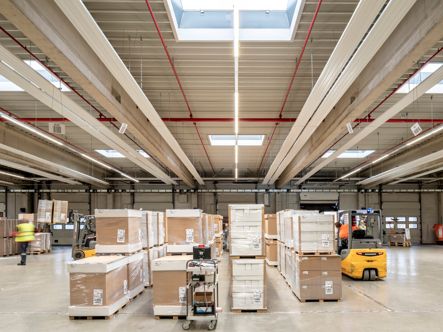 magazzino ikea con cartoni di prodotti zehnder rhc