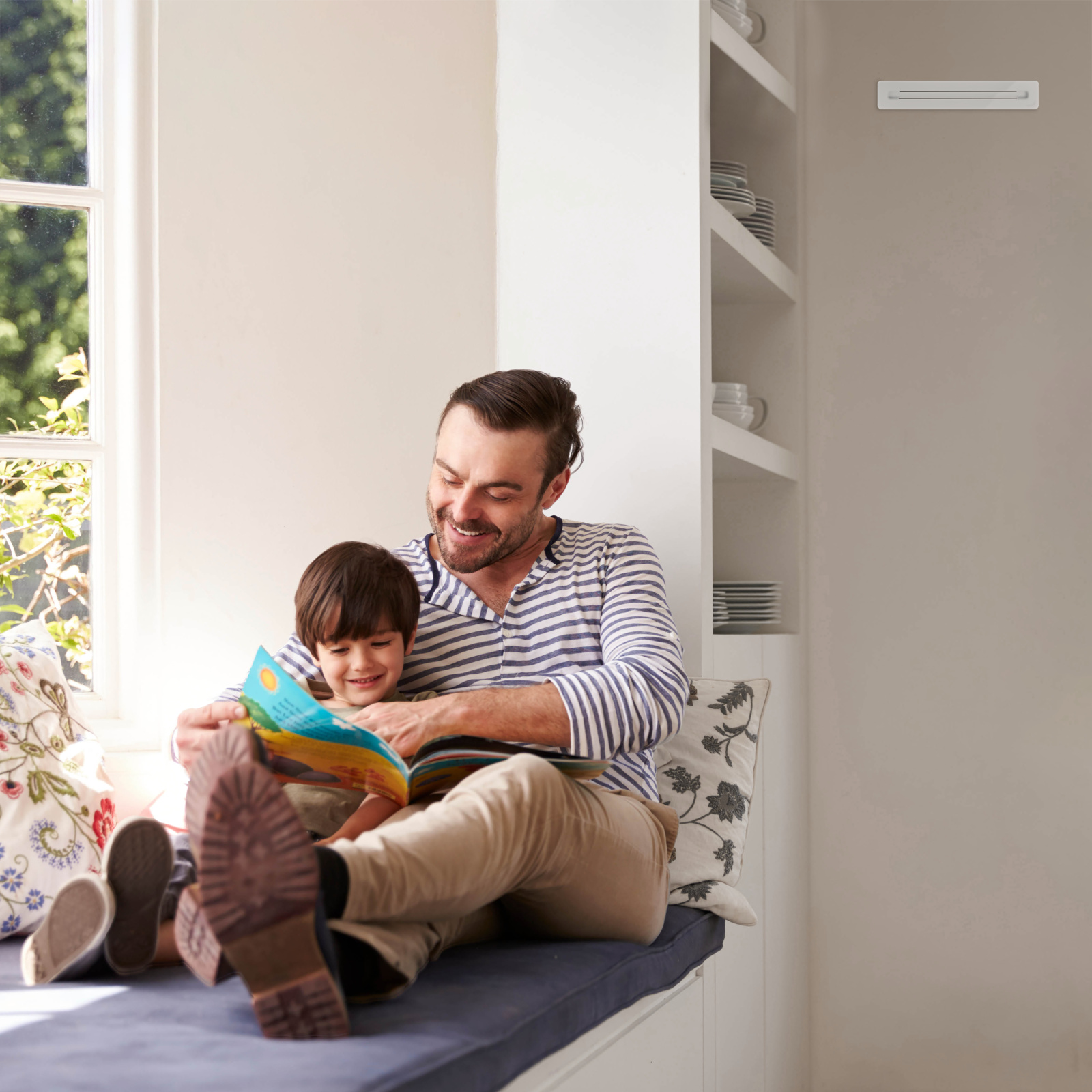 Homme et enfant. bouche d’aération linéaire 