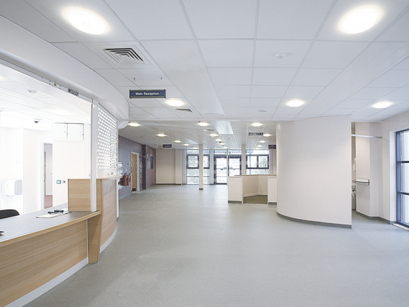 buero innenraum, hell modern mit zehnder deckenstrahlplatten geschlossen