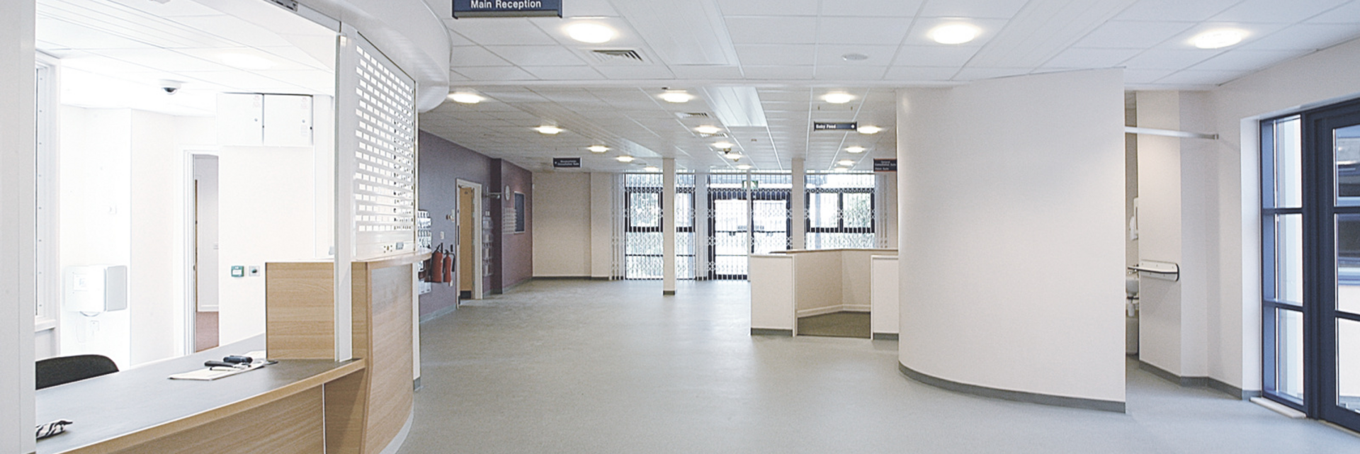 Locali interni ufficio, luminoso moderno chiuso con pannelli radianti a soffitto zehnder