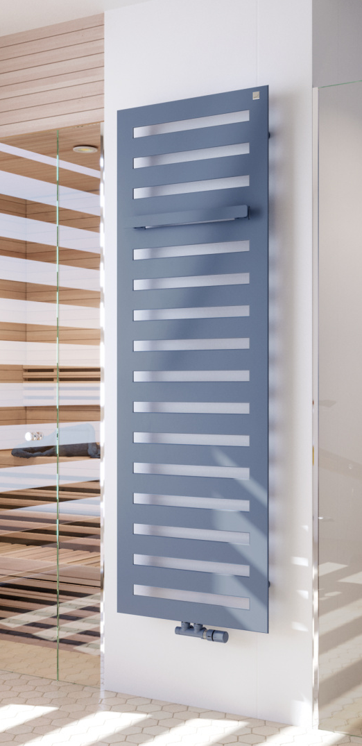 Zehnder_RAD_Metropolitan-Bar_MEP-180-060_Coloured-Bar_PigeonBlue_milieu_Bathroom Rendering Zehnder Metropolitan Bar Decorative radiator Angled view