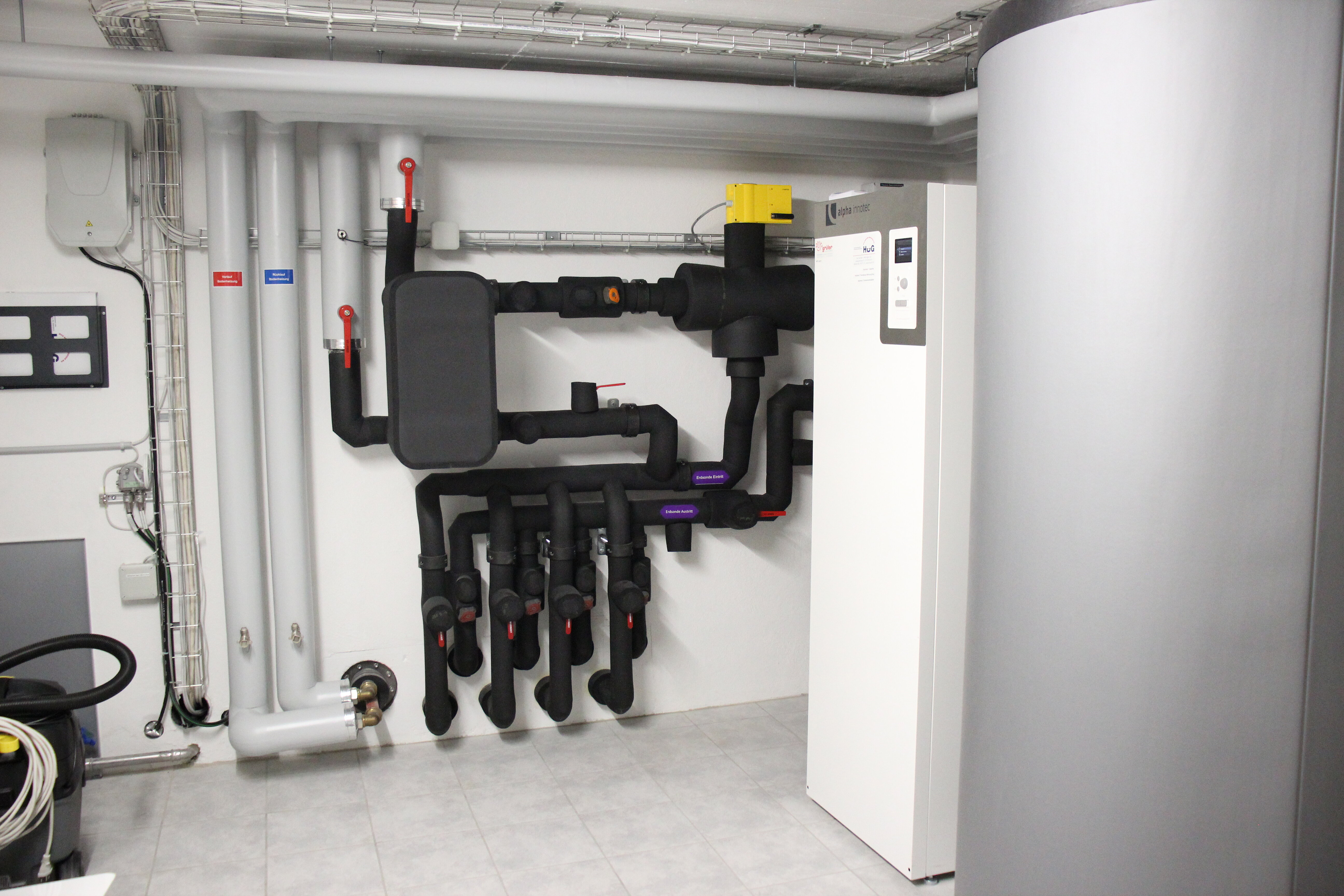 Technikraum mit Wärmepumpe Technikraum mit Wärmepumpe