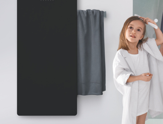 Piacevole calore Bambino in bagno con asciugamano