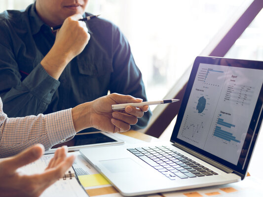 Tablet zwei Personen Besprechung