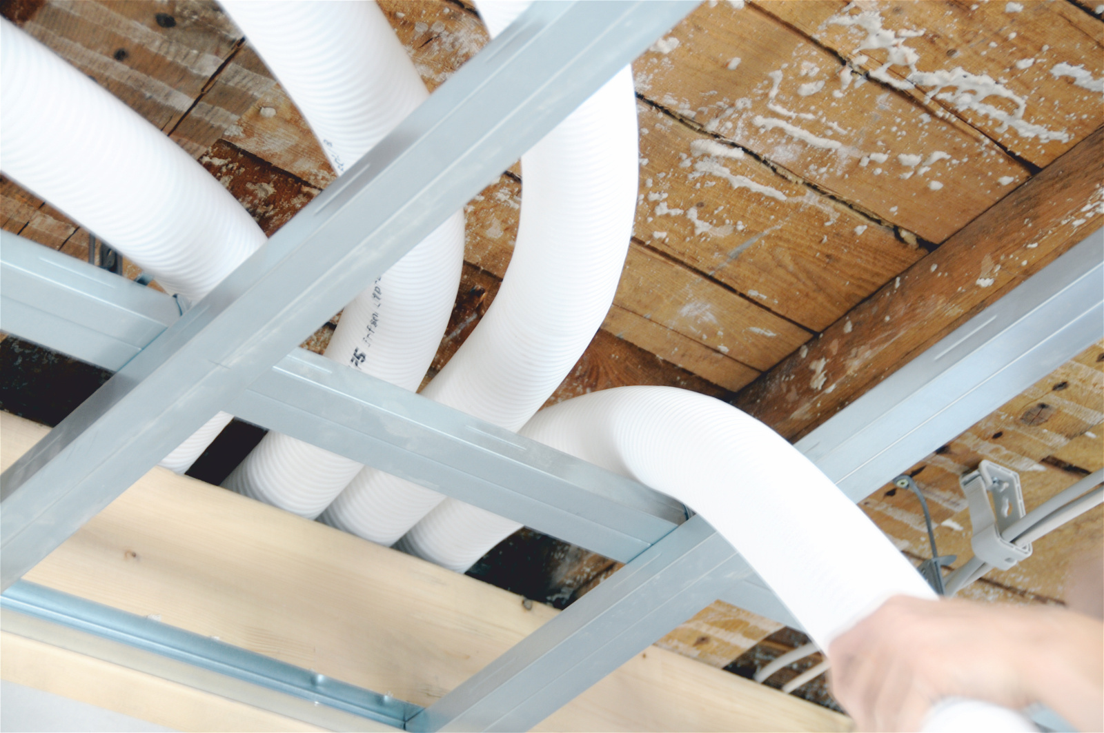 Installation des tubes de ventilation sur le chantier