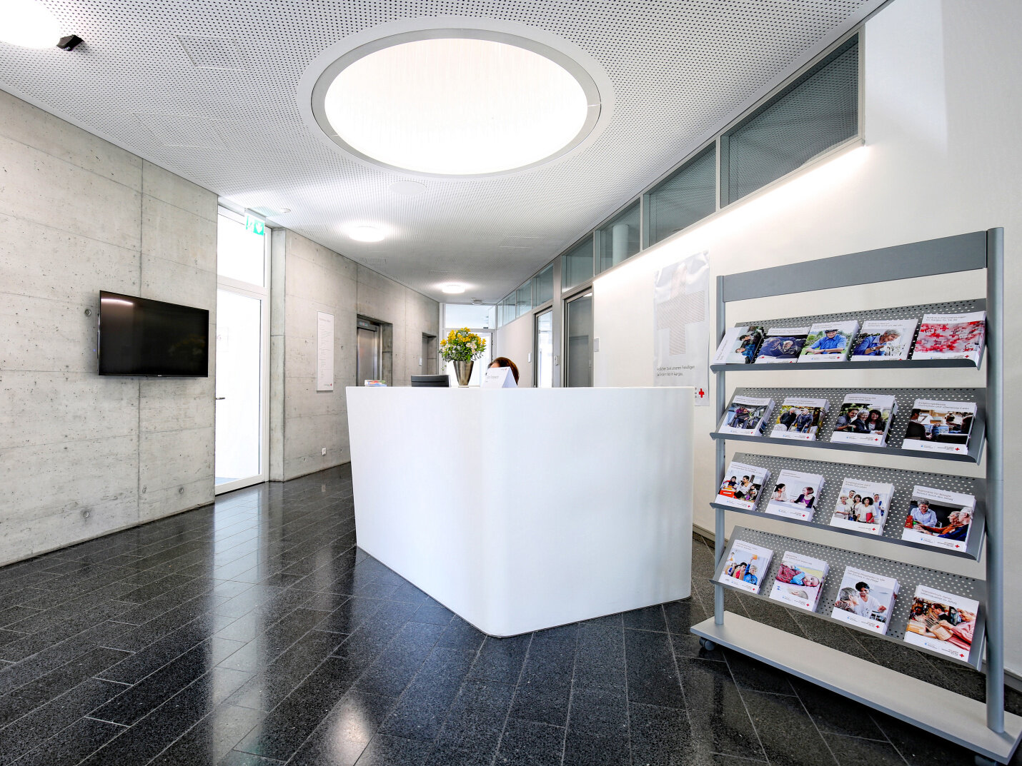 empfangsbereich aarau helle deckenlampe