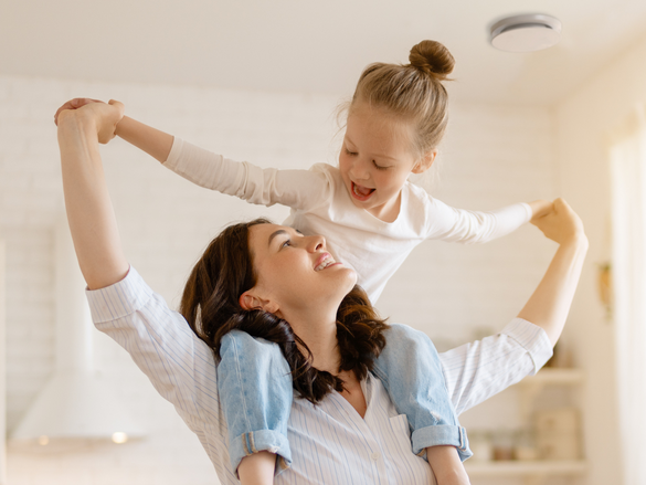 Mutter und Kind in Küche