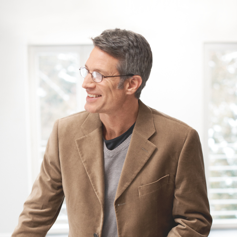 Dipendenti Zehnder Ritratto di un uomo con una giacca marrone