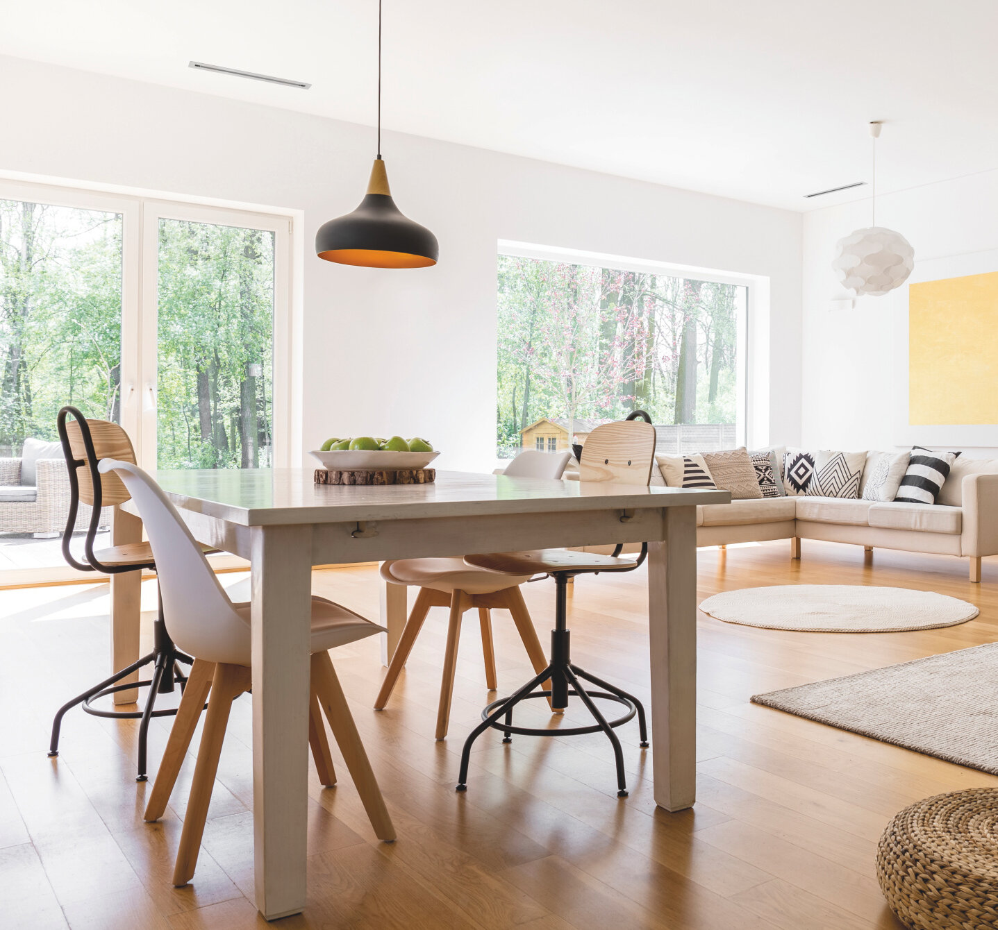 Salle de séjour avec bouche d'aération linéaire pour air neufComfoGrid Linea