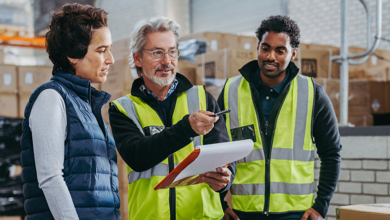 Besprechung in der Lagerhalle Besprechung in der Lagerhalle