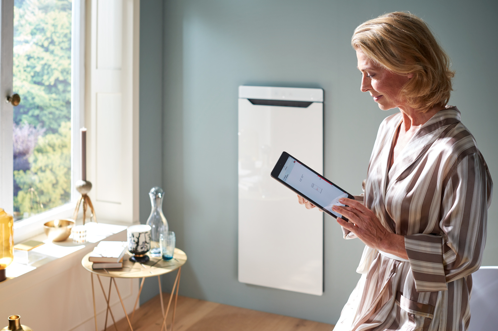 Femme avec tablette, commande par application