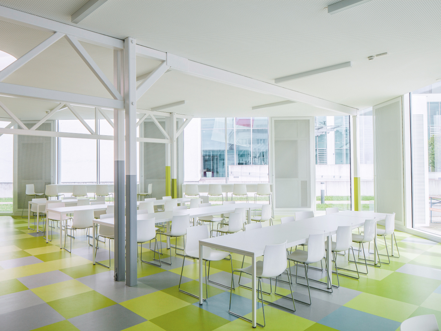 mensa offenburg molti tavoli con sedie pannelli radianti a soffitto chiusi