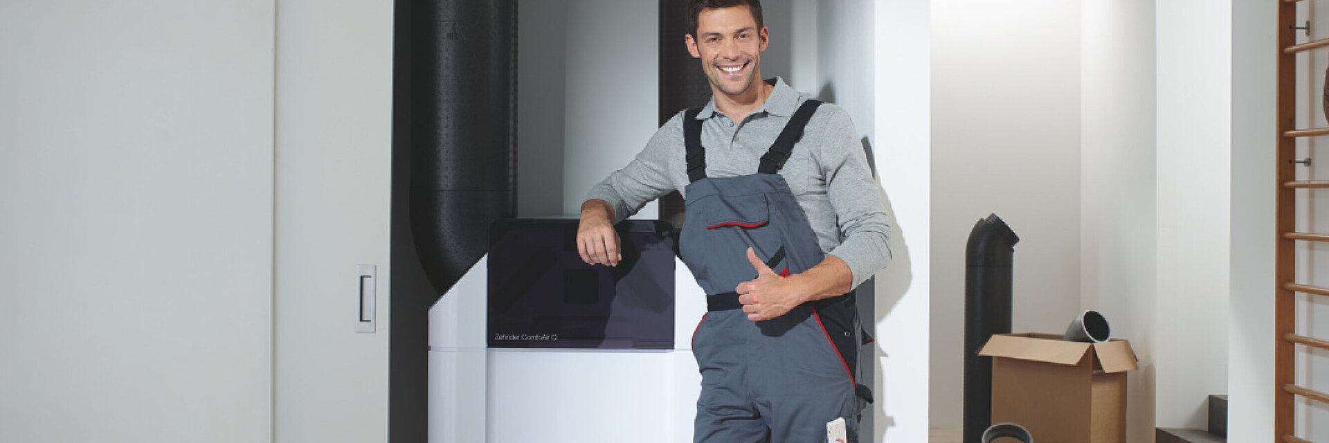 Lüftungsgerät und Installateur, Daumen hoch