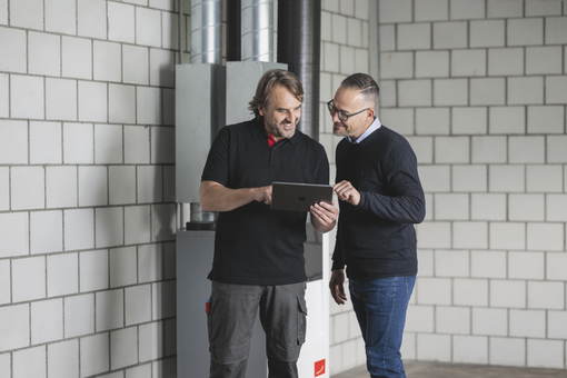 Zehnder_Installershooting_CAQ_1410_retouching CA Q, comfo Air Q, Installer, Shooting, people, basement, technical room,