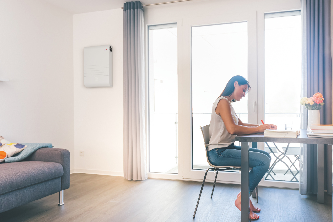 Donna alla scrivania