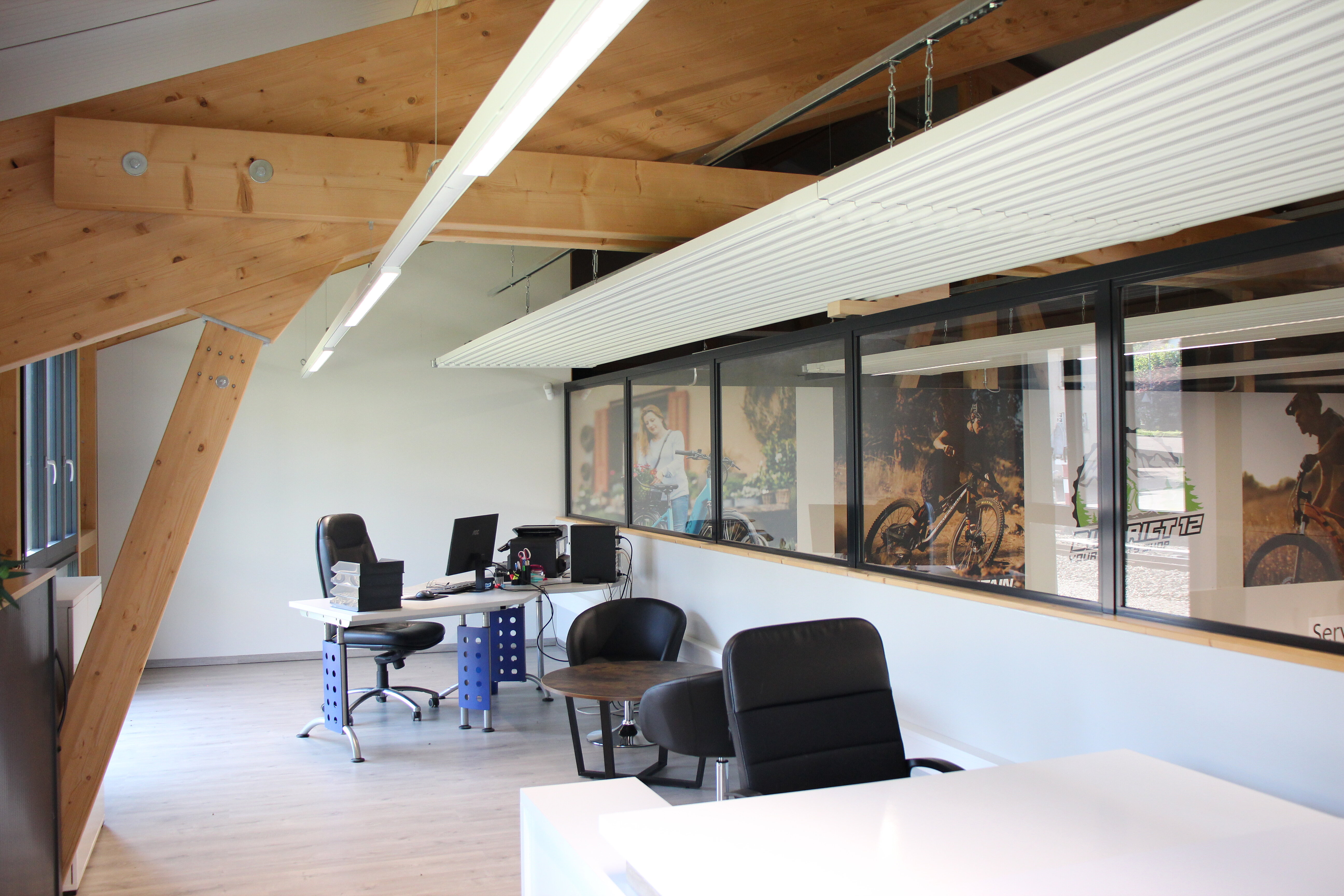 Büro mit Deckenstrahlplatte