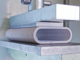 Gros plan sur un zehnder comoftube lors d'un contrôle de qualité