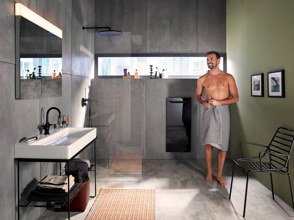 Homme avec serviette de bain salle de bain