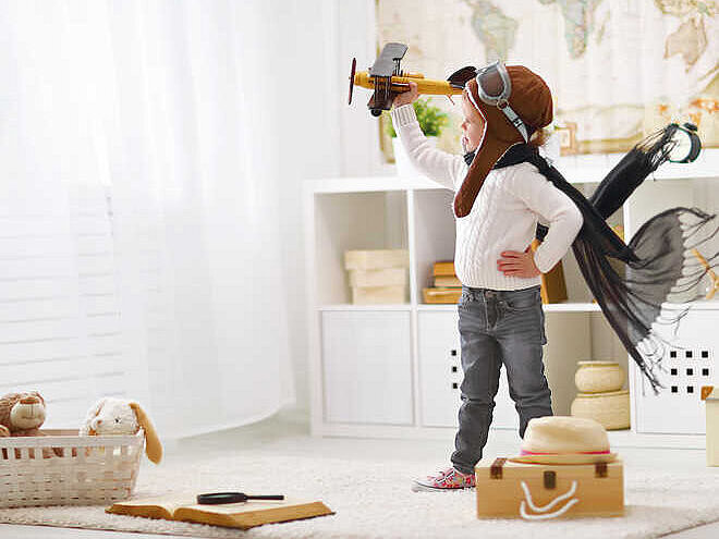 Bambino con giocattolo Bambino con giocattolo