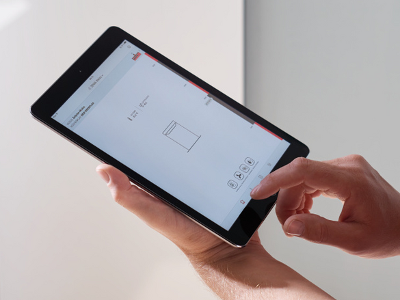 Hände mit Tablet Steuerung