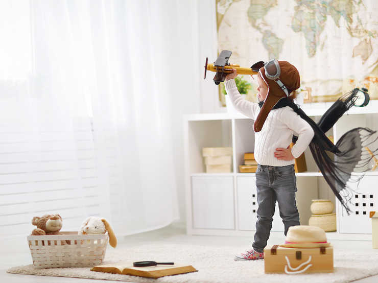 Air ambiant sain dans la chambre d'enfant Un enfant joue avec un avion