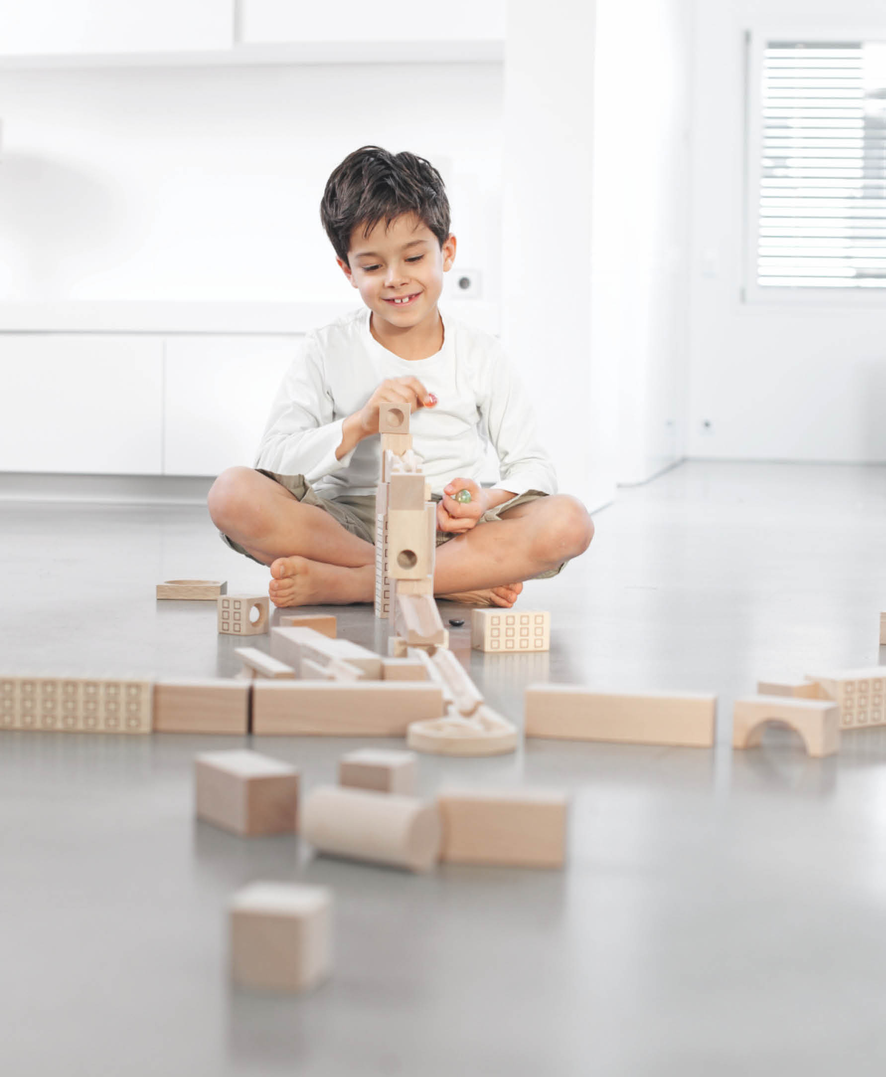 Un enfant joue avec des blocs de construction
