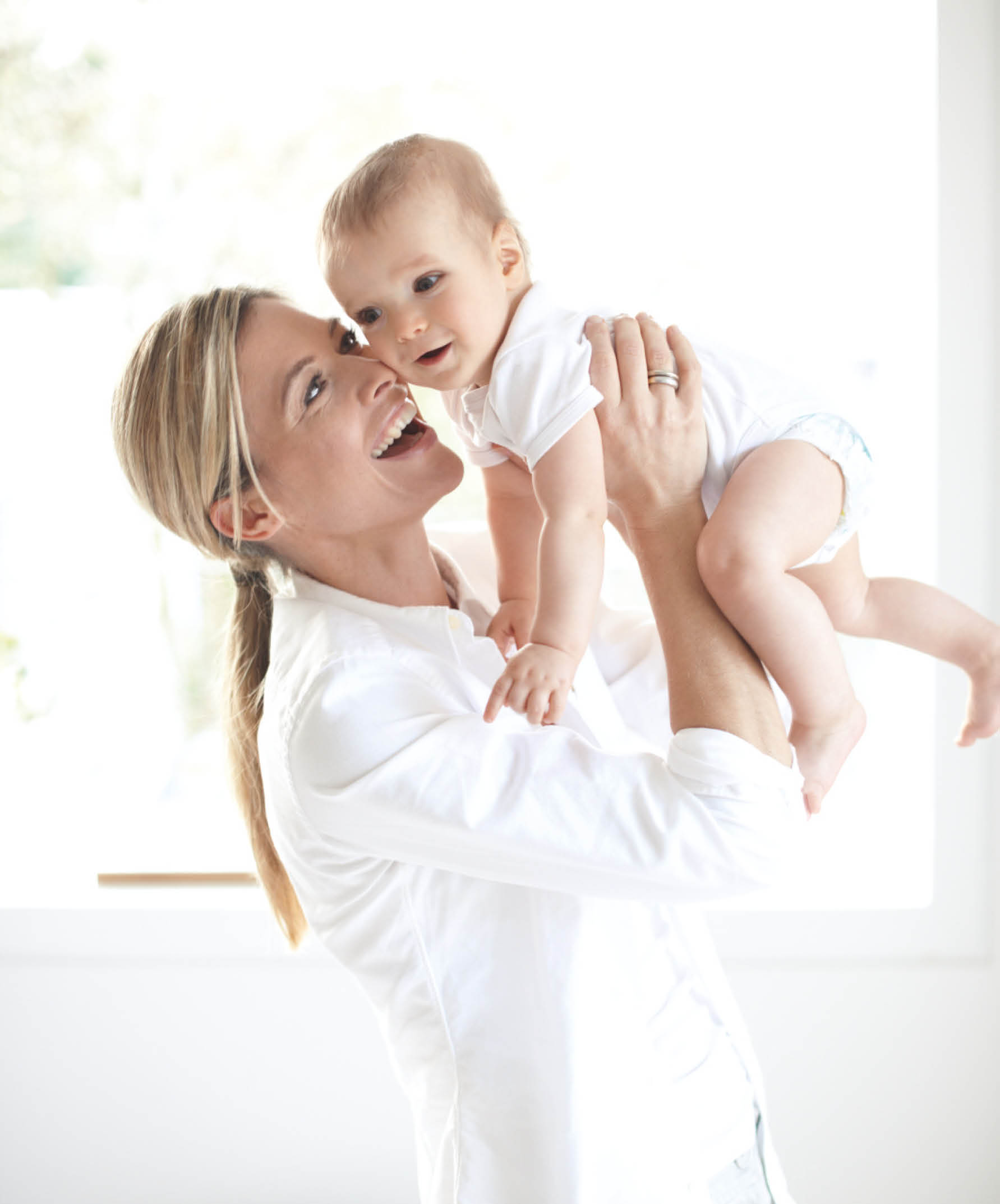 Donna con bambino davanti alla finestra