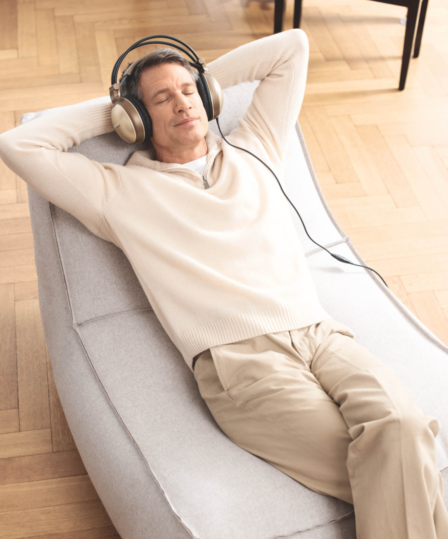 Uomo che ascolta musica con le cuffie