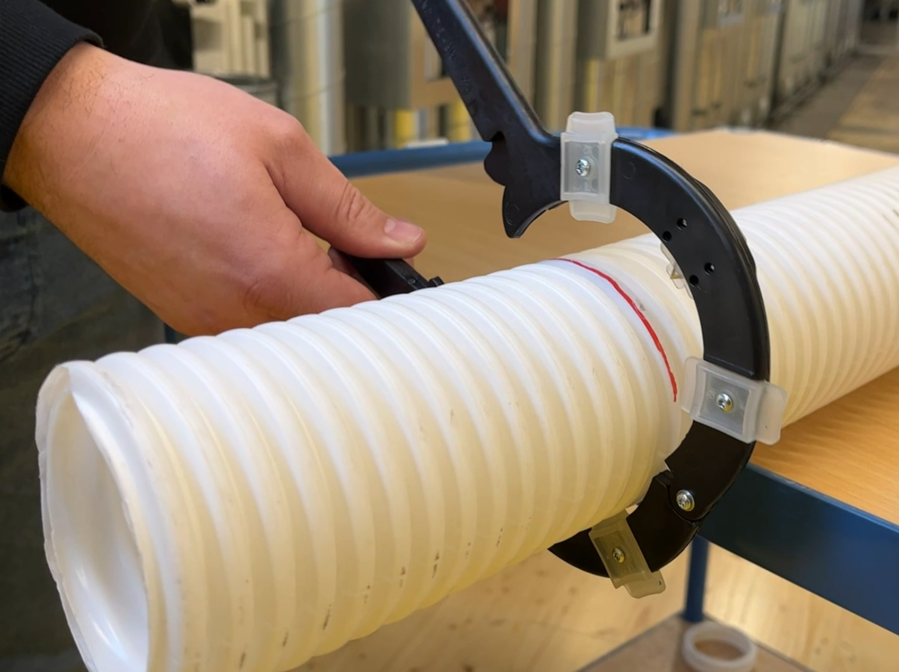 [Translate to Deutsch:] Zehnder ComfoTool Rohrschneider