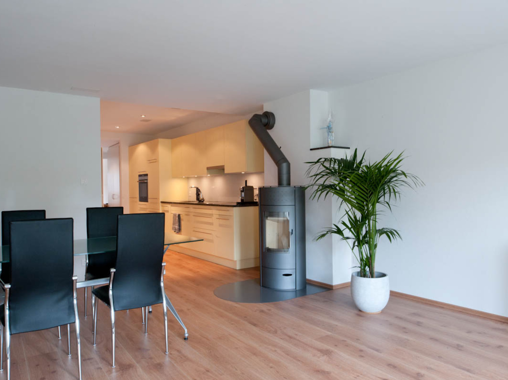 Küche und Esszimmer mit Zu- und Abluftgitter